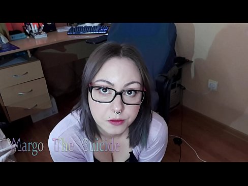 ❤️ Көз айнек тагынган сексуалдуу кыз Дилдону камерага терең соруп ❤❌ Порно боюнча бизде ☑